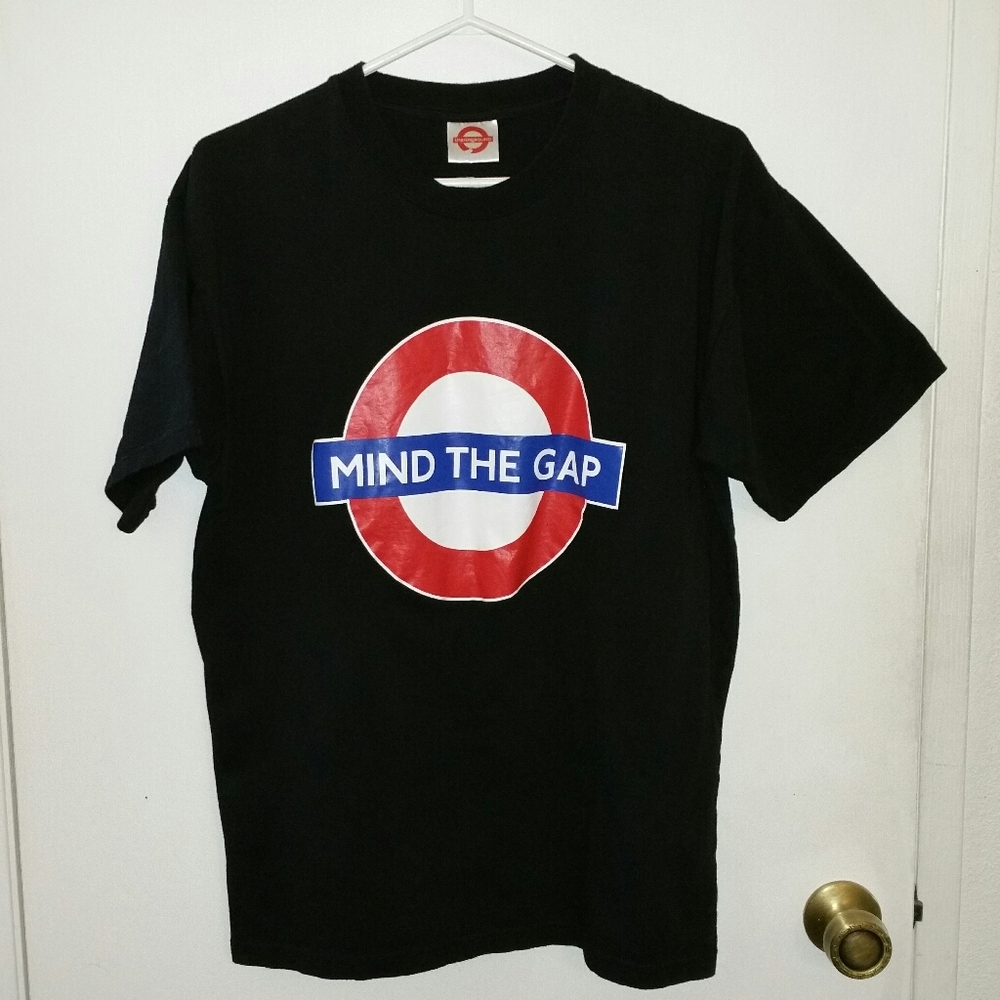 'MIND THE GAP' underground black graphic cotton tshirt